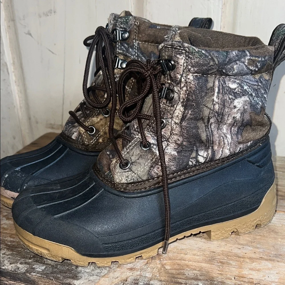 Size 3 Boys Ozark Trail Camouflage Lace-Up winter snow Boot. Very good condition
